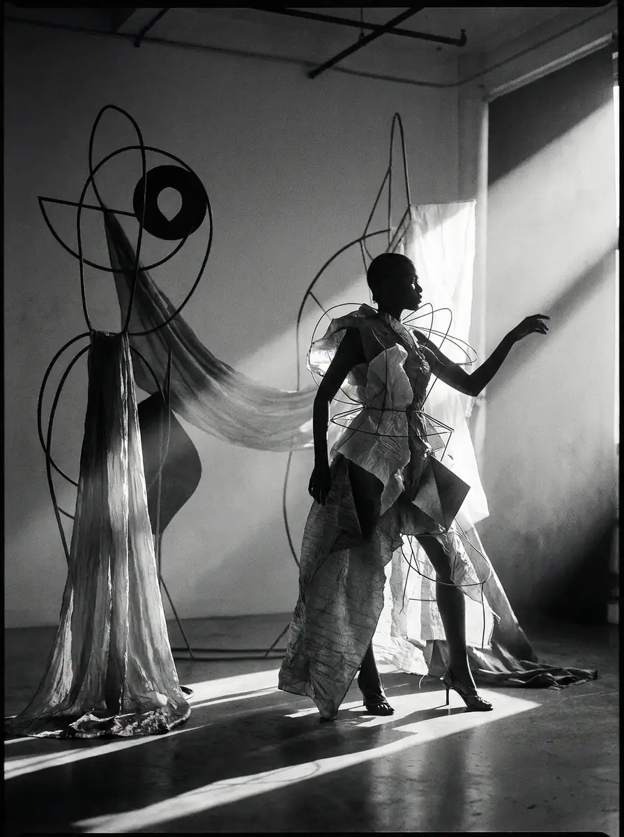 豪门国际官网 灵感橱窗 先锋艺术装置时装